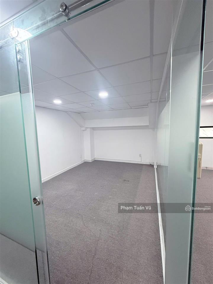 Văn phòng cư xá bắc hải q10, 60m2, lót thảm, ngăn phòng sẵn, có ban công thoáng mát