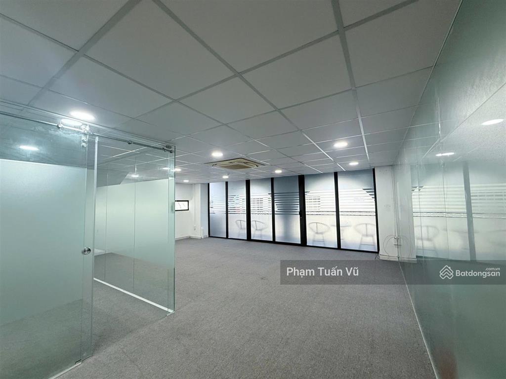 Văn phòng cư xá bắc hải q10, 60m2, lót thảm, ngăn phòng sẵn, có ban công thoáng mát