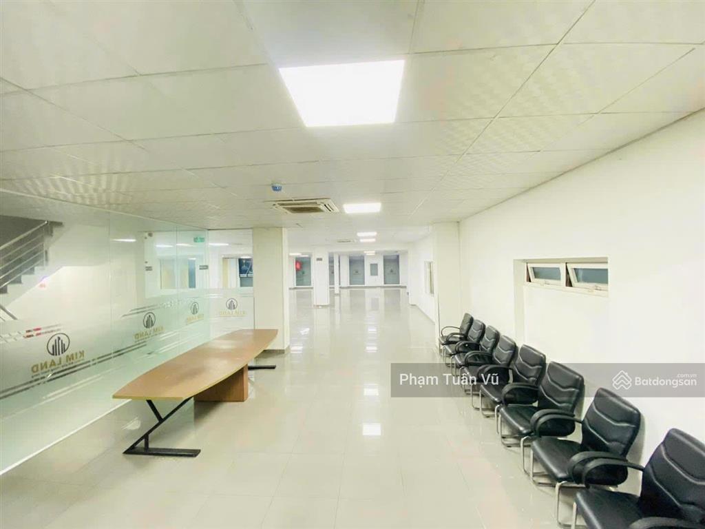 Mặt bằng trệt nguyễn đình chính, 400m2, ngăn sẵn nhiều phòng, trần cao, có sân đậu ô tô