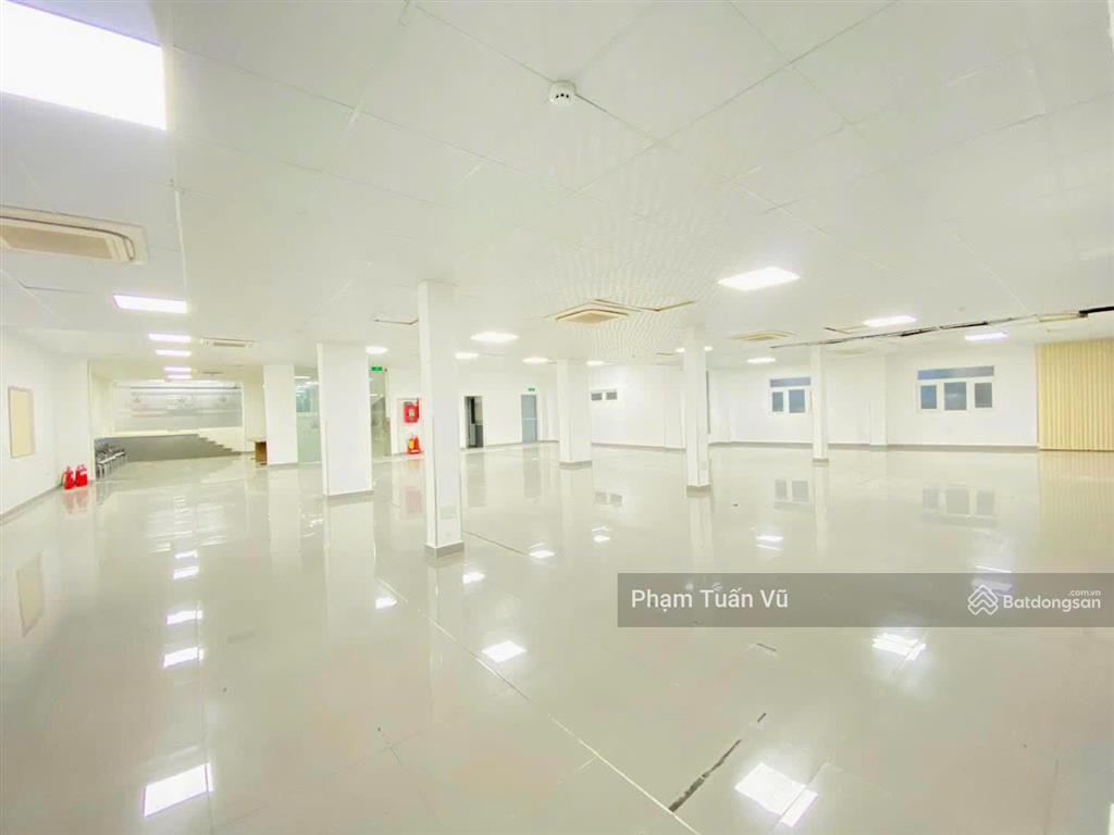 Mặt bằng trệt nguyễn đình chính, 400m2, ngăn sẵn nhiều phòng, trần cao, có sân đậu ô tô