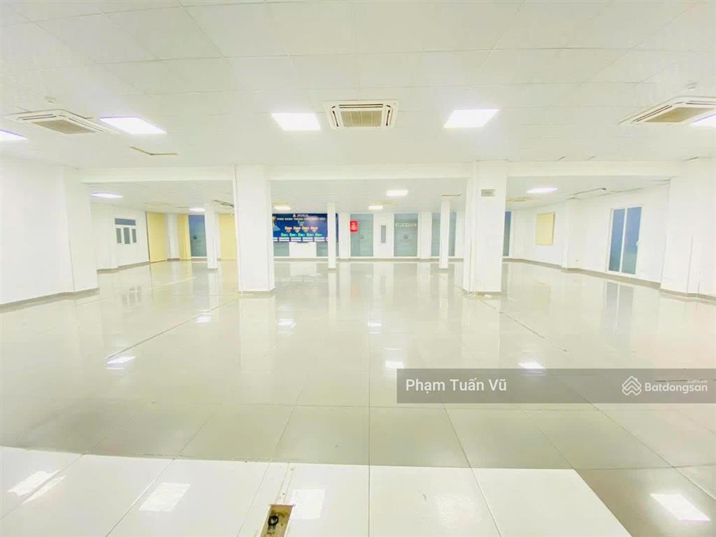 Mặt bằng trệt nguyễn đình chính, 400m2, ngăn sẵn nhiều phòng, trần cao, có sân đậu ô tô