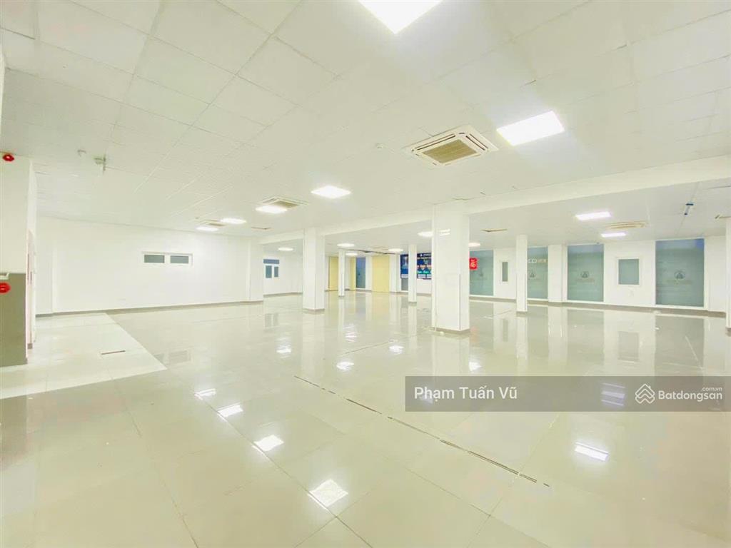 Mặt bằng trệt nguyễn đình chính, 400m2, ngăn sẵn nhiều phòng, trần cao, có sân đậu ô tô