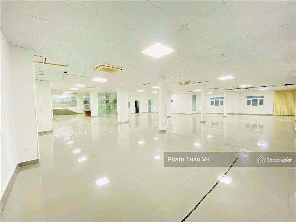 Mặt bằng trệt nguyễn đình chính, 400m2, ngăn sẵn nhiều phòng, trần cao, có sân đậu ô tô