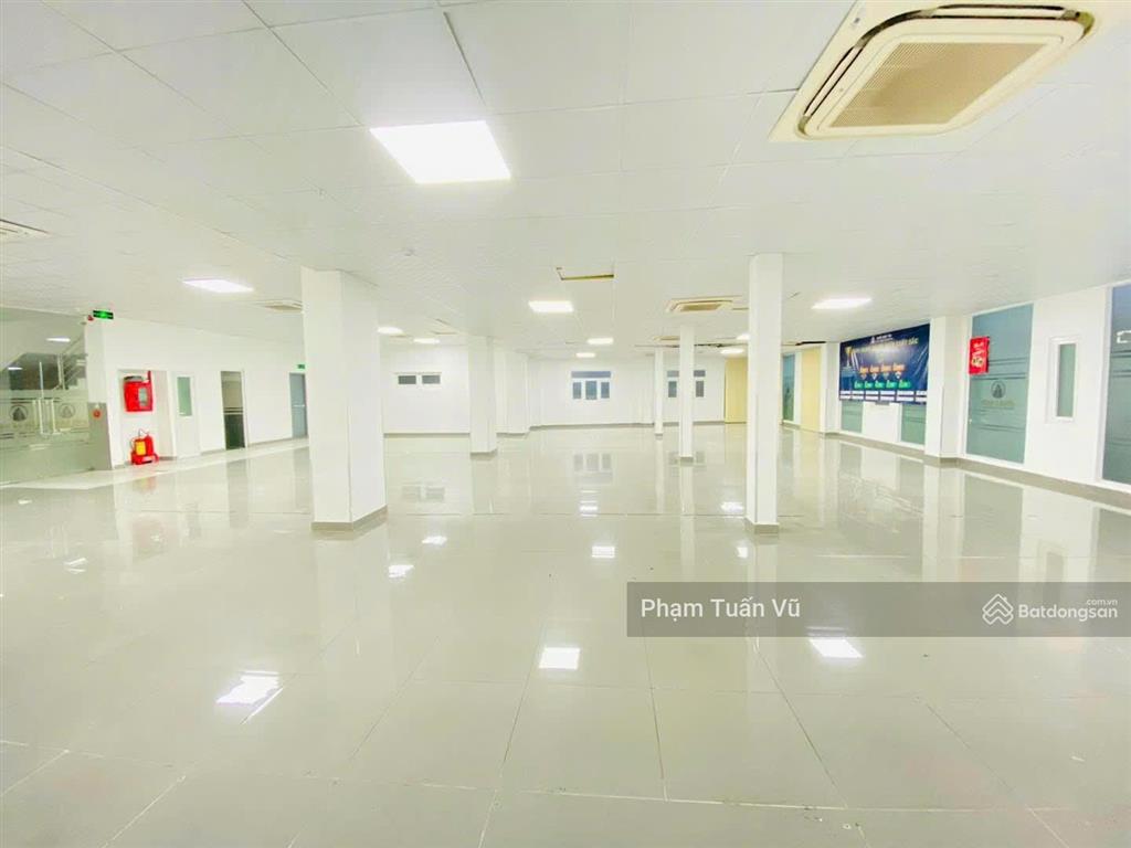 Mặt bằng trệt nguyễn đình chính, 400m2, ngăn sẵn nhiều phòng, trần cao, có sân đậu ô tô