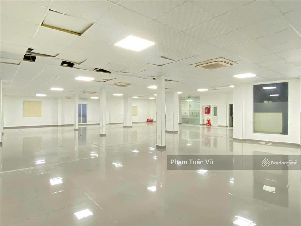 Mặt bằng trệt nguyễn đình chính, 400m2, ngăn sẵn nhiều phòng, trần cao, có sân đậu ô tô