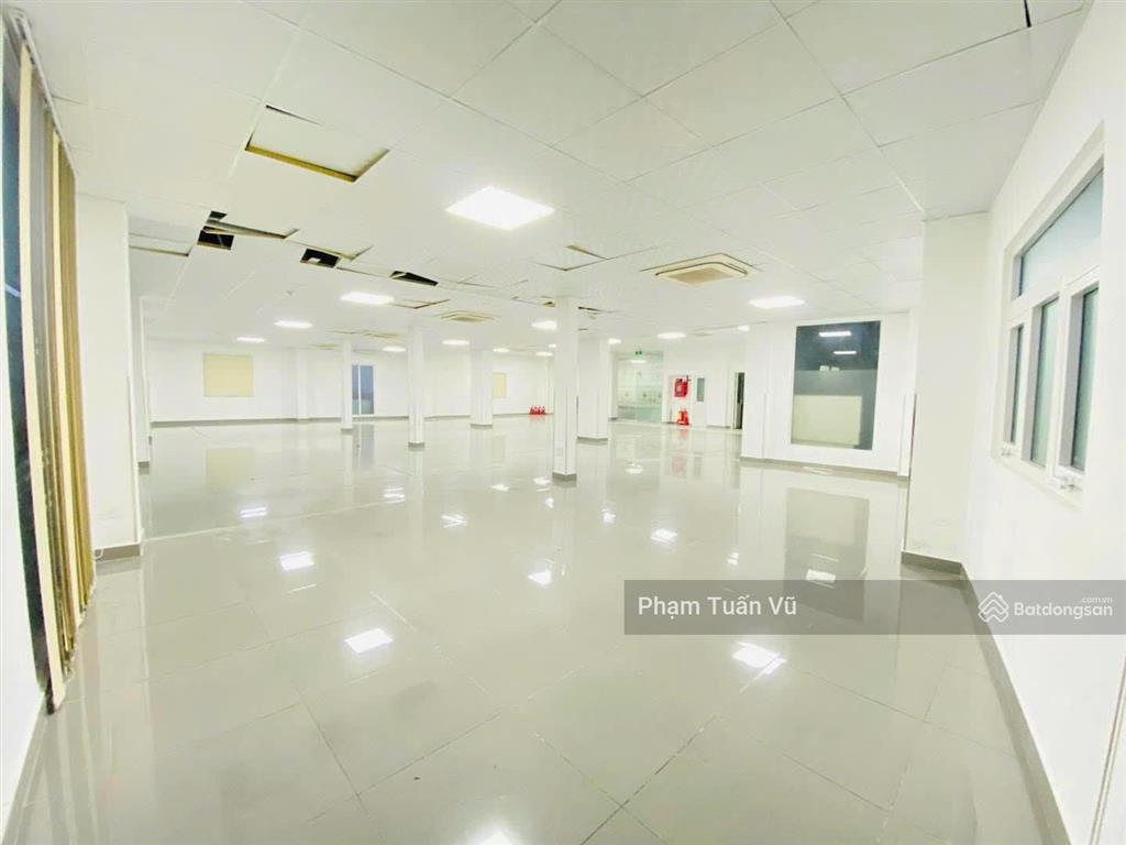 Mặt bằng trệt nguyễn đình chính, 400m2, ngăn sẵn nhiều phòng, trần cao, có sân đậu ô tô