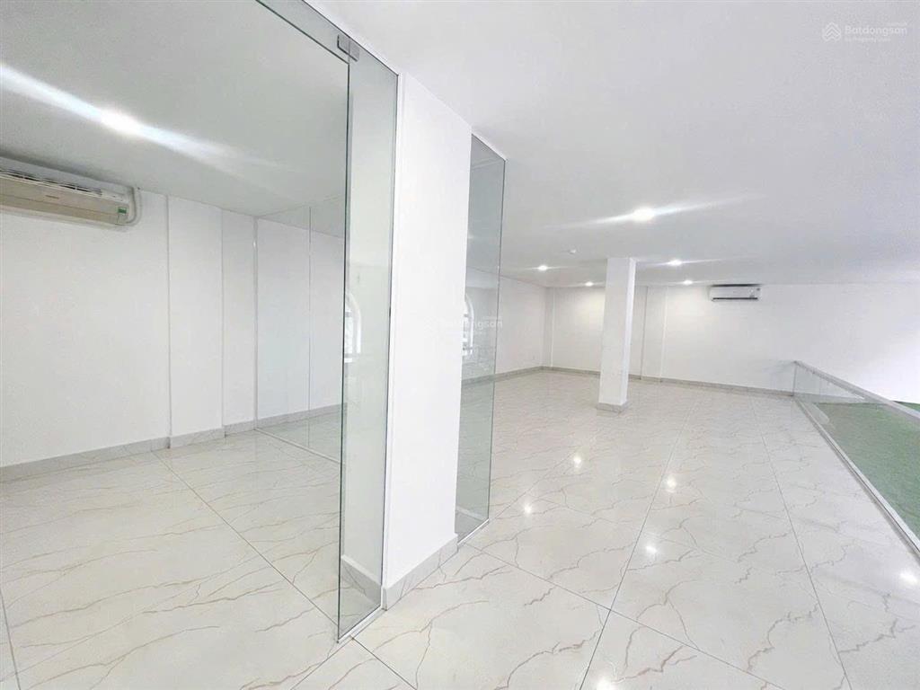Cho thuê vp vĩnh khánh q4, 90m2, sàn suốt, có sân đậu xe hơi, đầy đủ ánh sáng tự nhiên