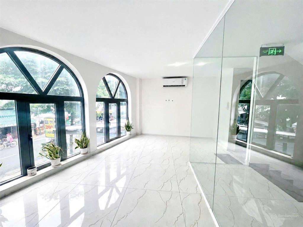 Cho thuê vp vĩnh khánh q4, 90m2, sàn suốt, có sân đậu xe hơi, đầy đủ ánh sáng tự nhiên