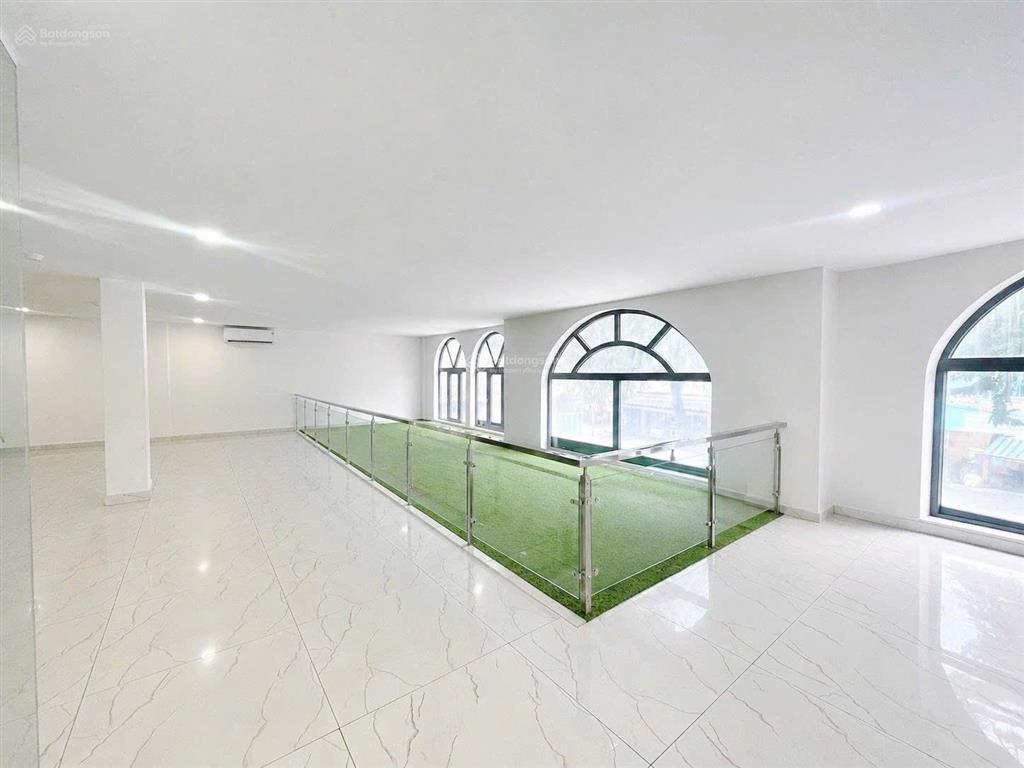 Cho thuê vp vĩnh khánh q4, 90m2, sàn suốt, có sân đậu xe hơi, đầy đủ ánh sáng tự nhiên