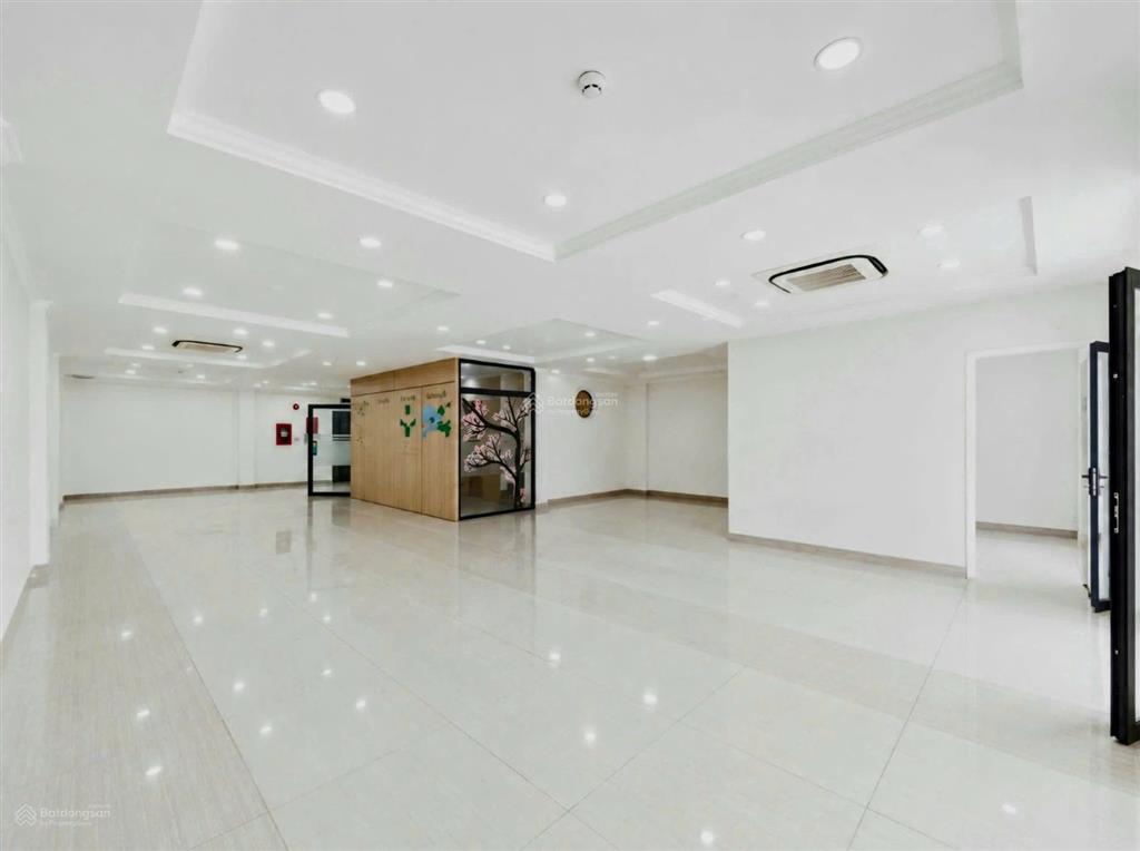Cho thuê văn phòng sư vạn hạnh, 125m2, gần vạn hạnh mall, ngăn sẵn phòng sếp, phòng họp