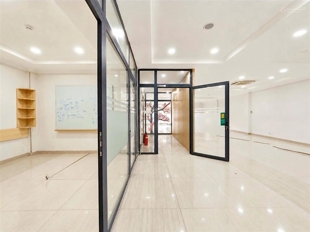 Cho thuê văn phòng sư vạn hạnh, 125m2, gần vạn hạnh mall, ngăn sẵn phòng sếp, phòng họp
