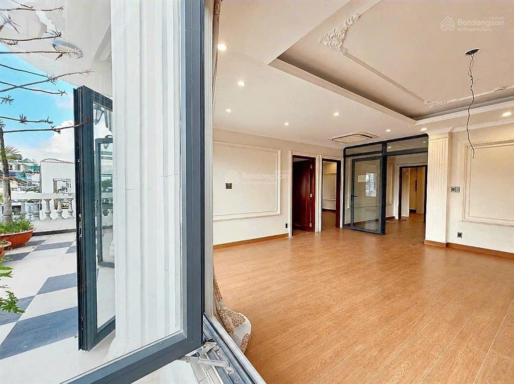 Cho thuê văn phòng sư vạn hạnh, 125m2, gần vạn hạnh mall, ngăn sẵn phòng sếp, phòng họp