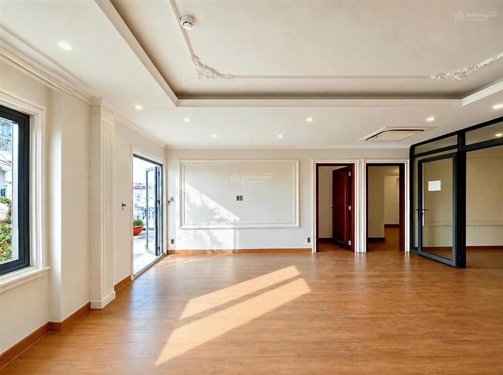 Cho thuê văn phòng sư vạn hạnh, 125m2, gần vạn hạnh mall, ngăn sẵn phòng sếp, phòng họp