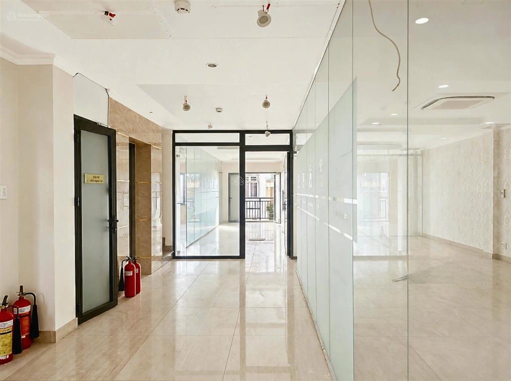 Cho thuê văn phòng sư vạn hạnh, 125m2, gần vạn hạnh mall, ngăn sẵn phòng sếp, phòng họp