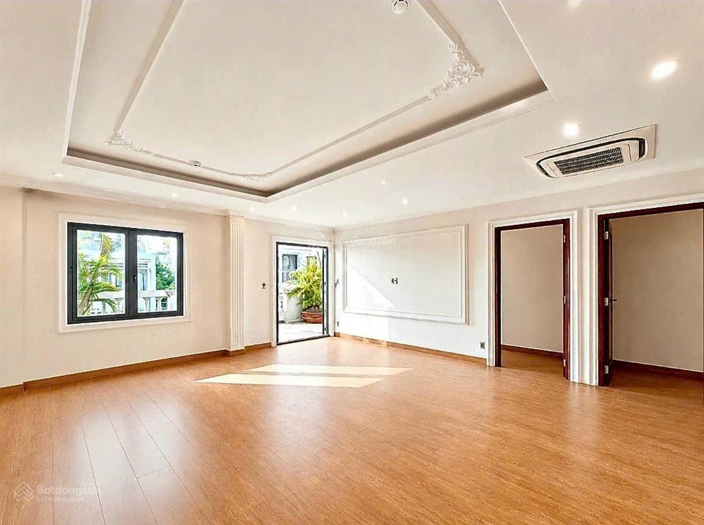 Cho thuê văn phòng sư vạn hạnh, 125m2, gần vạn hạnh mall, ngăn sẵn phòng sếp, phòng họp