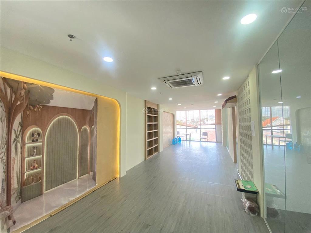 Cho thuê vp hai bà trưng, 145m2, sẵn fitout, có nội thất, vào làm được ngay