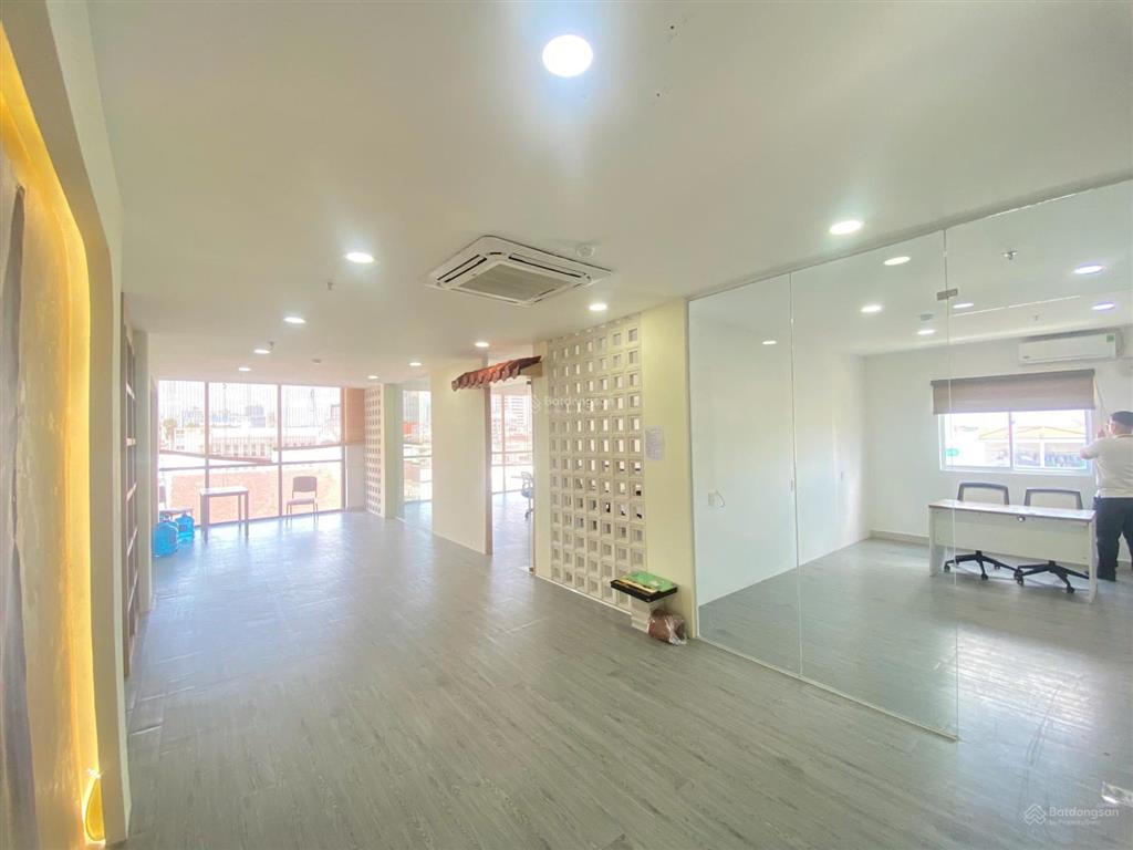 Cho thuê vp hai bà trưng, 145m2, sẵn fitout, có nội thất, vào làm được ngay