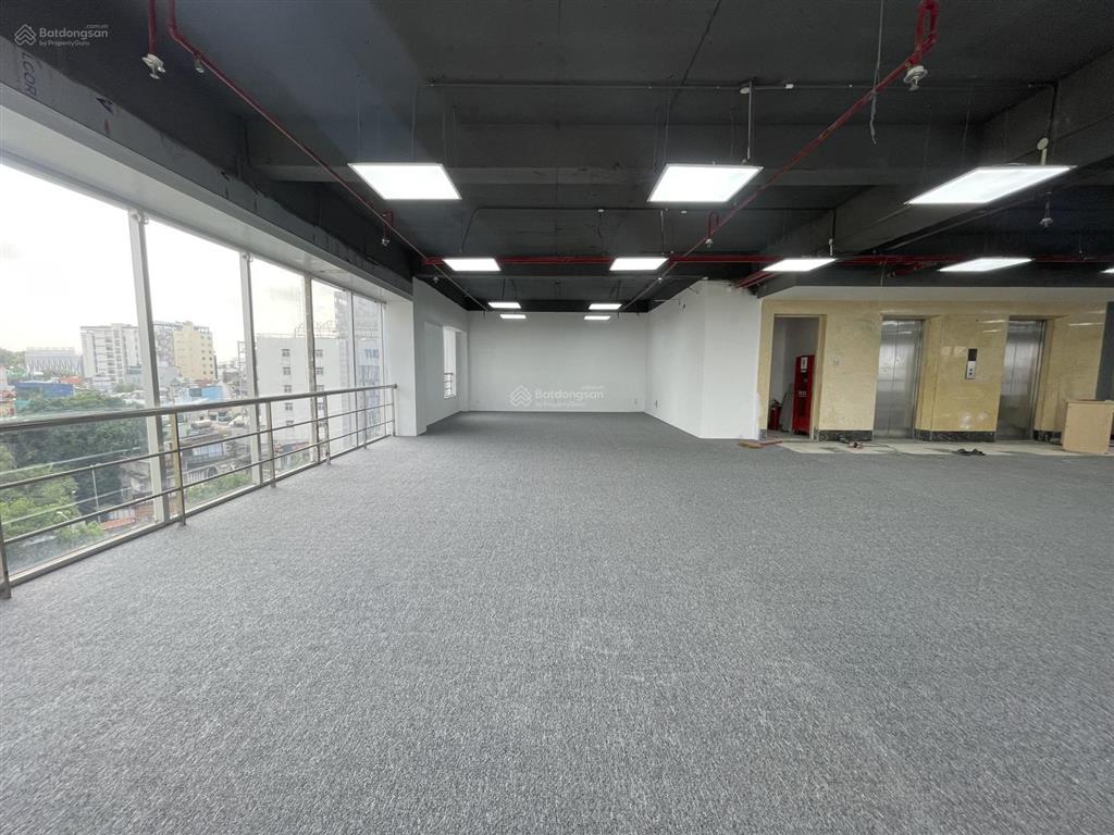 Cho thuê vp 213m2 nguyễn trọng tuyển, sàn suốt không cột, lót sẵn thảm, đầy đủ ánh sáng tự nhiên
