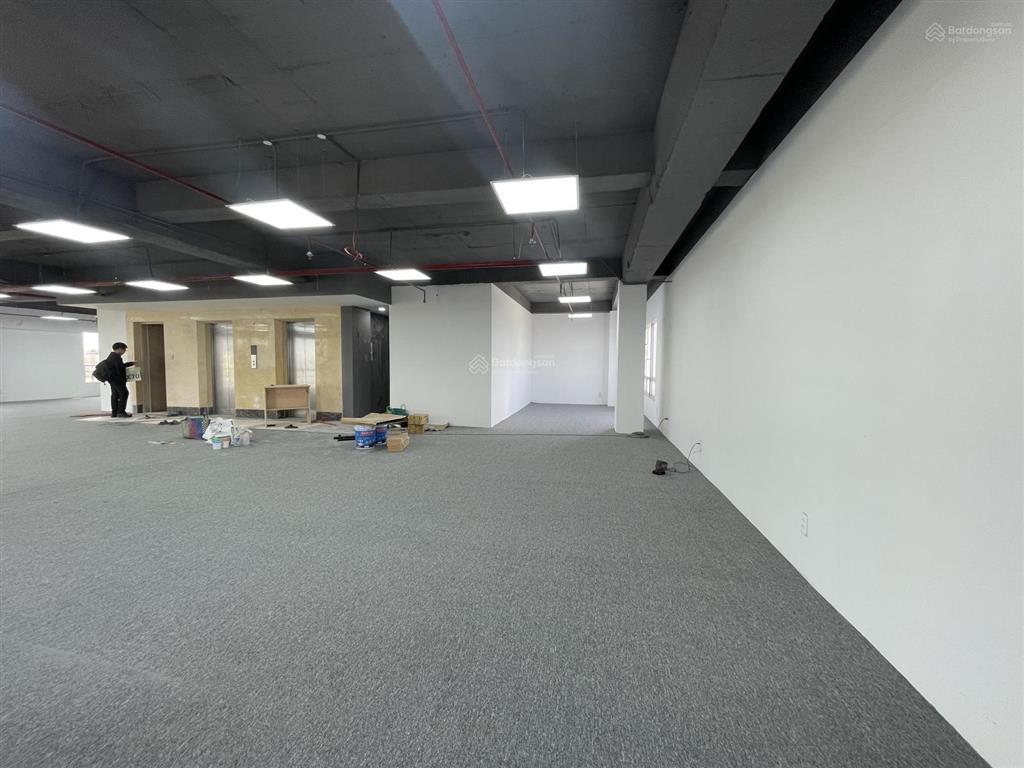 Cho thuê vp 213m2 nguyễn trọng tuyển, sàn suốt không cột, lót sẵn thảm, đầy đủ ánh sáng tự nhiên
