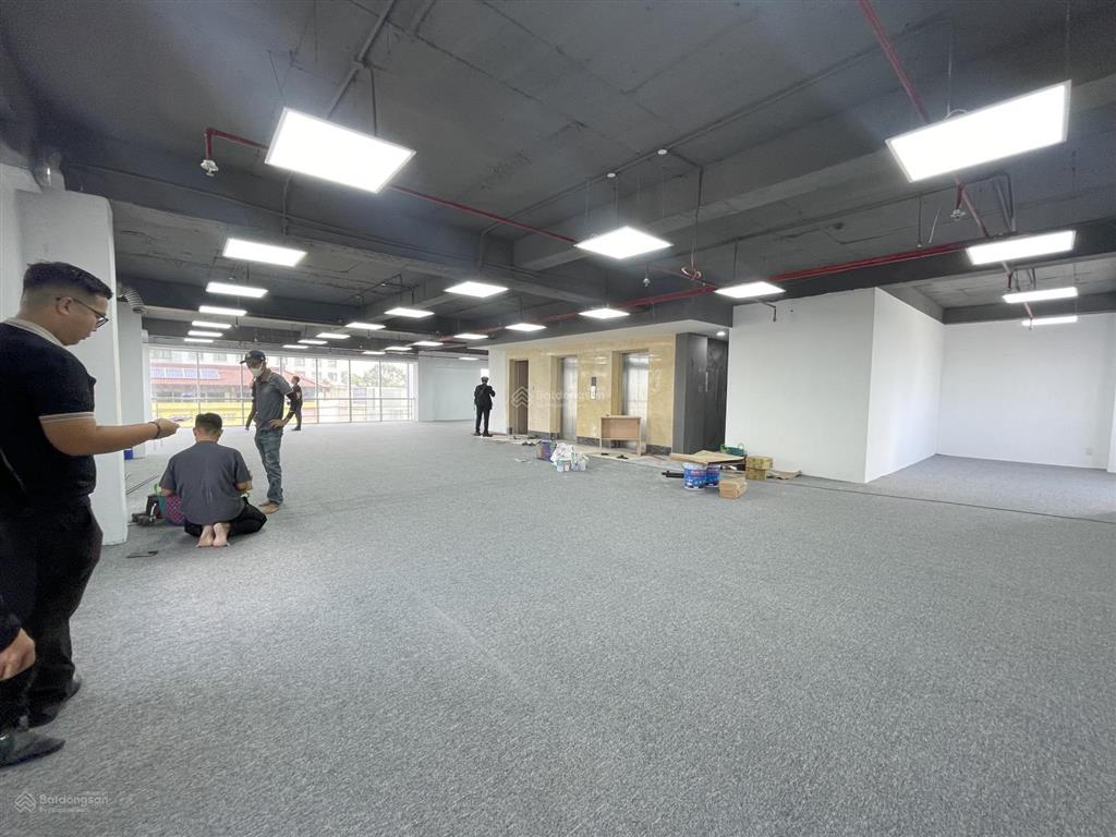 Cho thuê vp 213m2 nguyễn trọng tuyển, sàn suốt không cột, lót sẵn thảm, đầy đủ ánh sáng tự nhiên