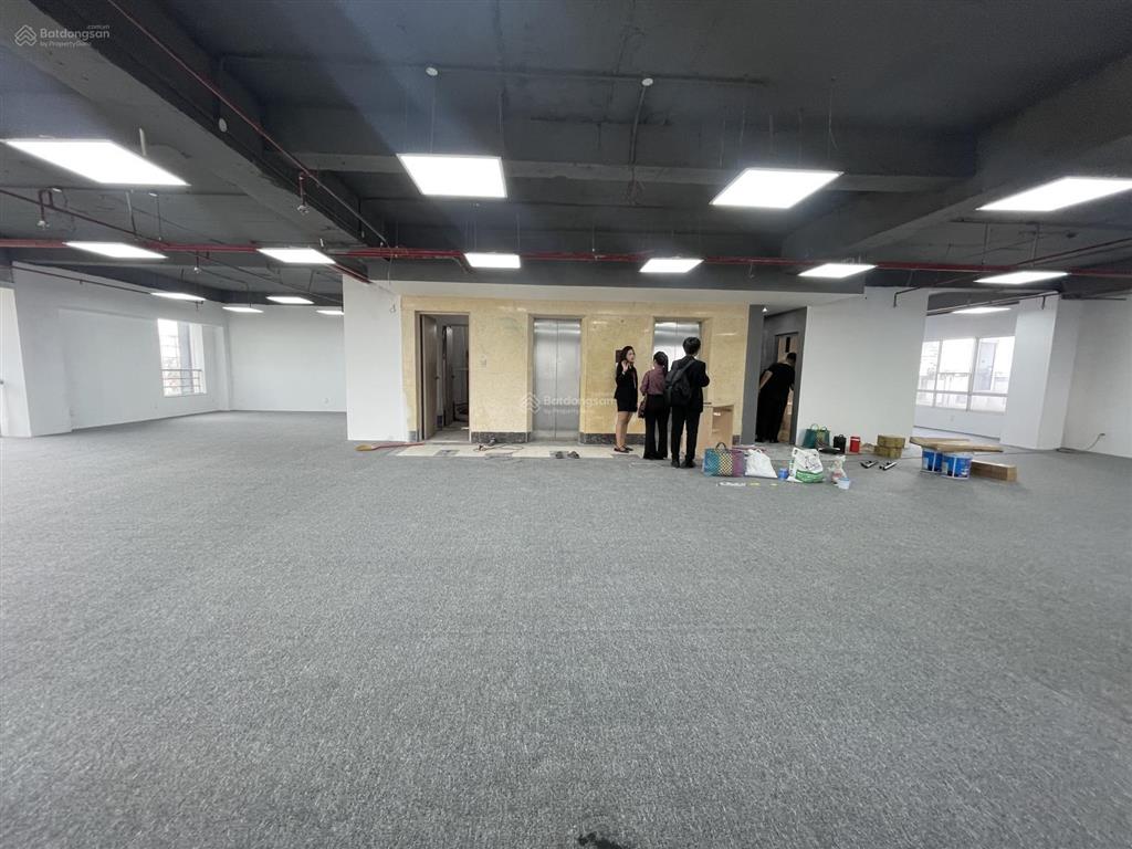 Cho thuê vp 213m2 nguyễn trọng tuyển, sàn suốt không cột, lót sẵn thảm, đầy đủ ánh sáng tự nhiên
