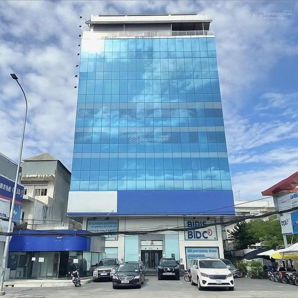 Cho thuê văn phòng cmt8 q3, 230m2, sàn suốt, view kính, sân rộng đậu xe ô tô thoải mái