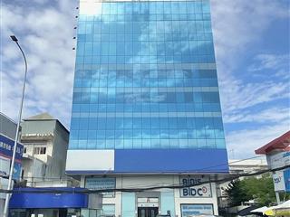 Cho thuê văn phòng cmt8 q3, 230m2, sàn suốt, view kính, sân rộng đậu xe ô tô thoải mái