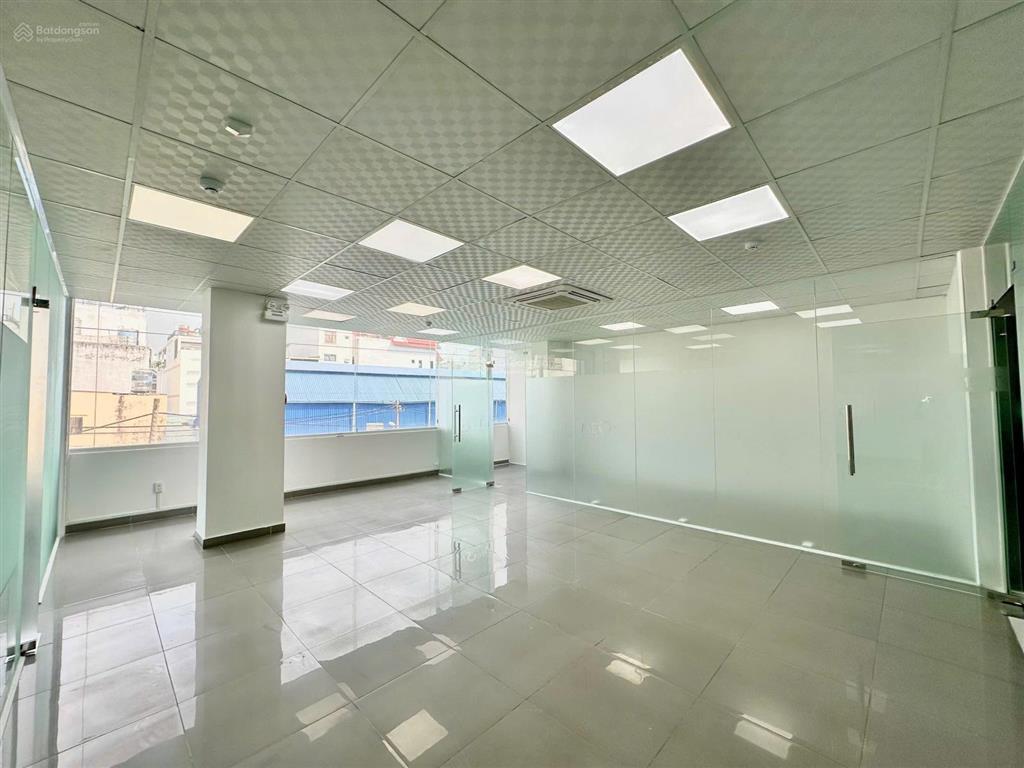 Cho thuê vp nguyễn đình chính, 80m2, ngăn sẵn 3 phòng, view kính, cửa sổ thoáng