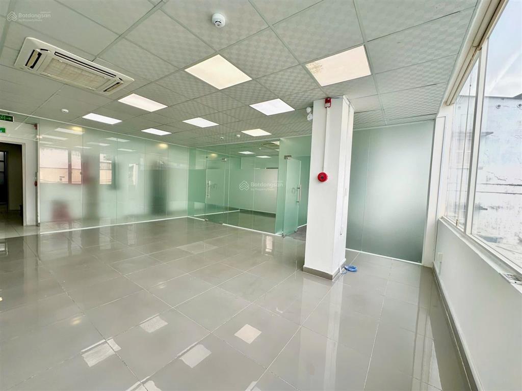 Cho thuê vp nguyễn đình chính, 80m2, ngăn sẵn 3 phòng, view kính, cửa sổ thoáng