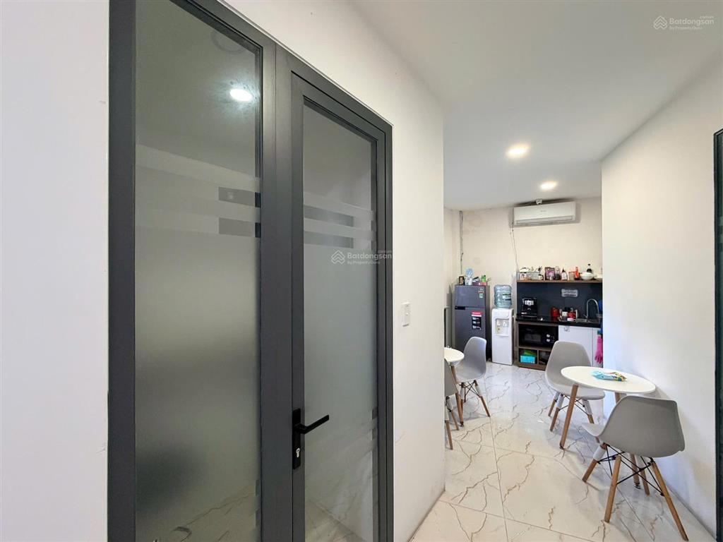 Cho thuê vp vĩnh khánh, 130m2, ngang lớn, sàn suốt đẹp, có khu pantry, có sân rộng đậu xe hơi