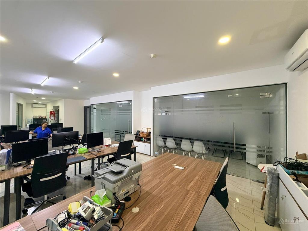 Cho thuê vp vĩnh khánh, 130m2, ngang lớn, sàn suốt đẹp, có khu pantry, có sân rộng đậu xe hơi