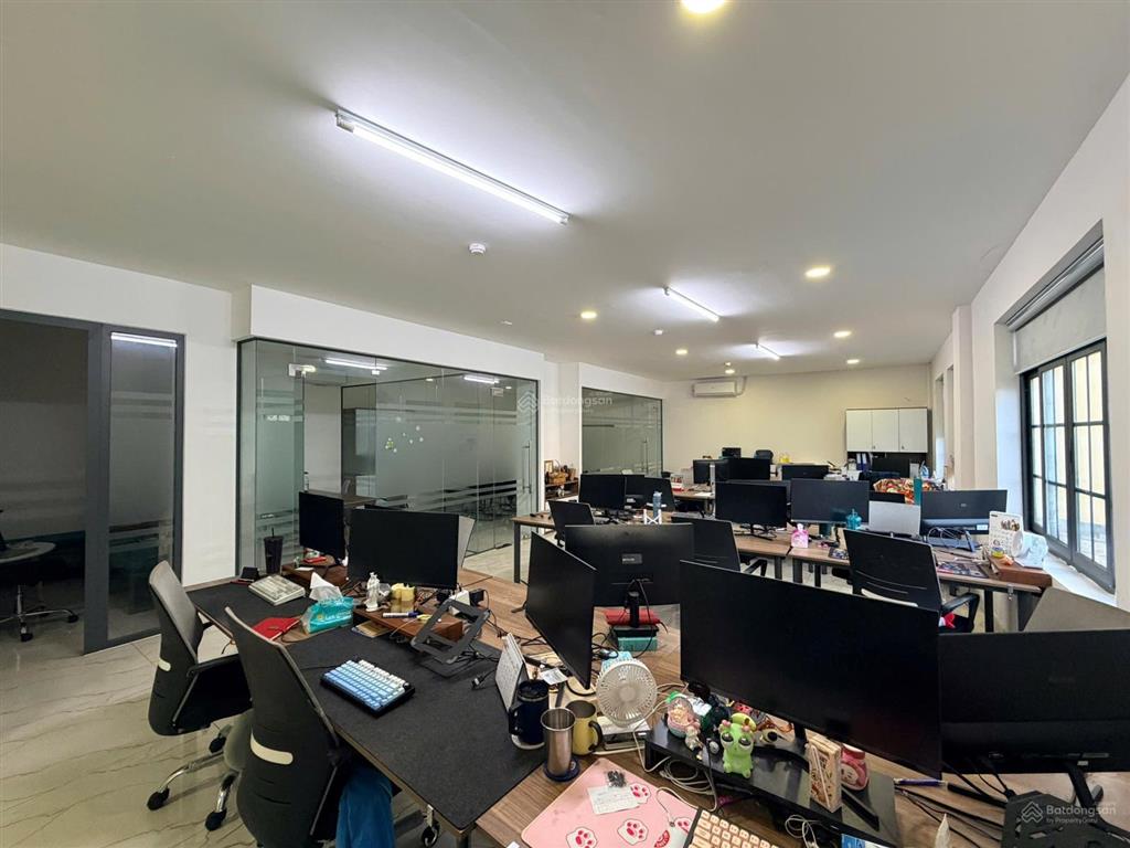Cho thuê vp vĩnh khánh, 130m2, ngang lớn, sàn suốt đẹp, có khu pantry, có sân rộng đậu xe hơi
