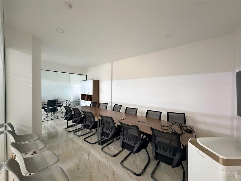 Cho thuê vp vĩnh khánh, 130m2, ngang lớn, sàn suốt đẹp, có khu pantry, có sân rộng đậu xe hơi