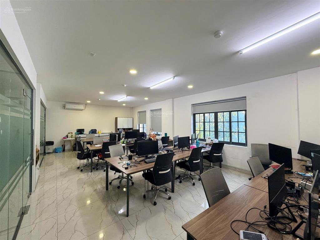 Cho thuê vp vĩnh khánh, 130m2, ngang lớn, sàn suốt đẹp, có khu pantry, có sân rộng đậu xe hơi