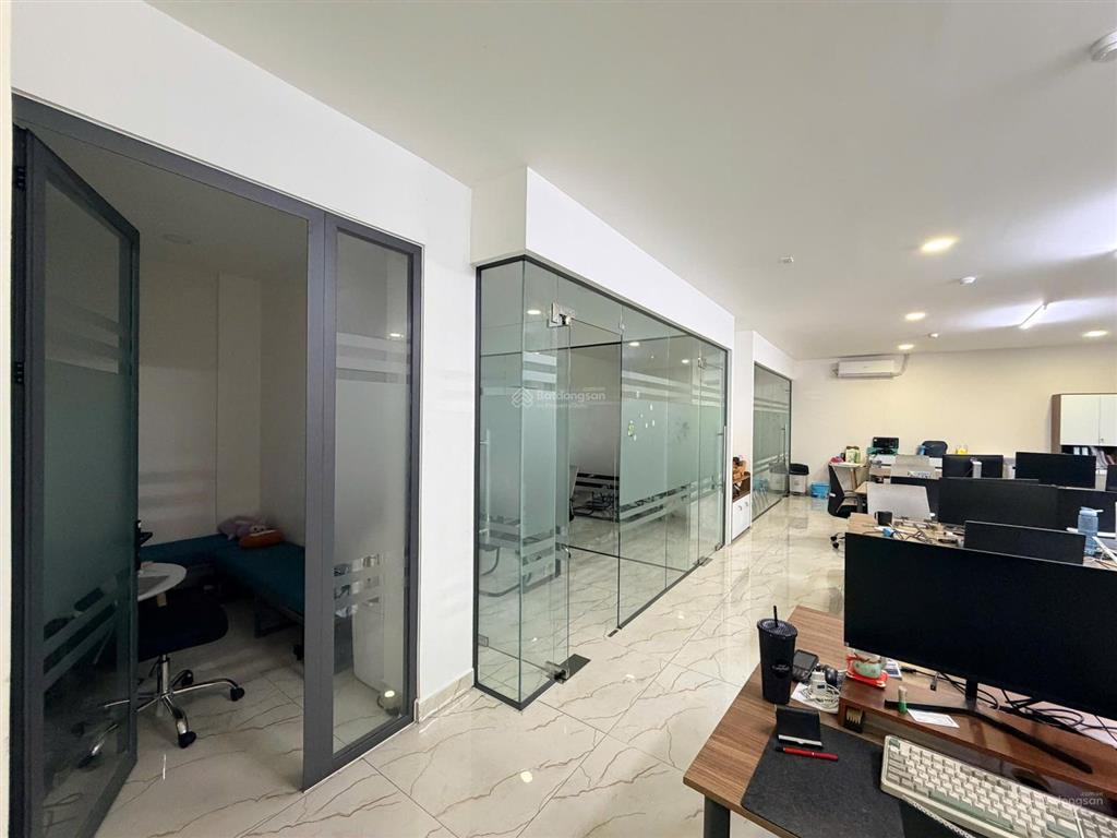 Cho thuê vp vĩnh khánh, 130m2, ngang lớn, sàn suốt đẹp, có khu pantry, có sân rộng đậu xe hơi