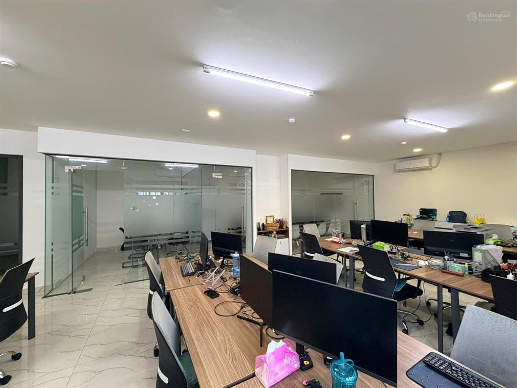 Cho thuê vp vĩnh khánh, 130m2, ngang lớn, sàn suốt đẹp, có khu pantry, có sân rộng đậu xe hơi