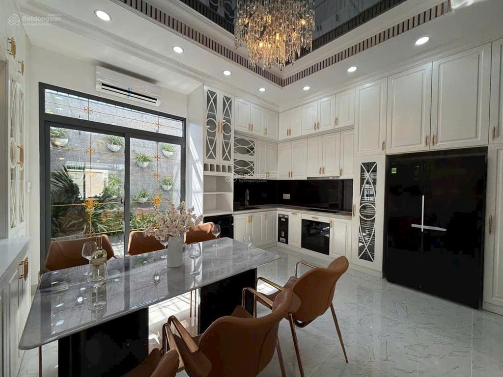 Nhà phố quận 7  có thang máy  5x18, 3 lầu, 6 phòng, sổ riêng, 18.6 tỷ