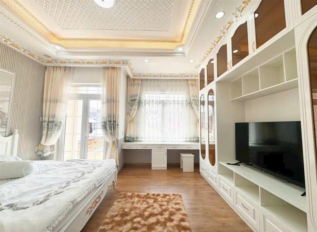 Biệt thự tân cổ điển thiết kế đẹp, ở ngay, diện tích 5m x 19m = 95m² (full thổ cư)