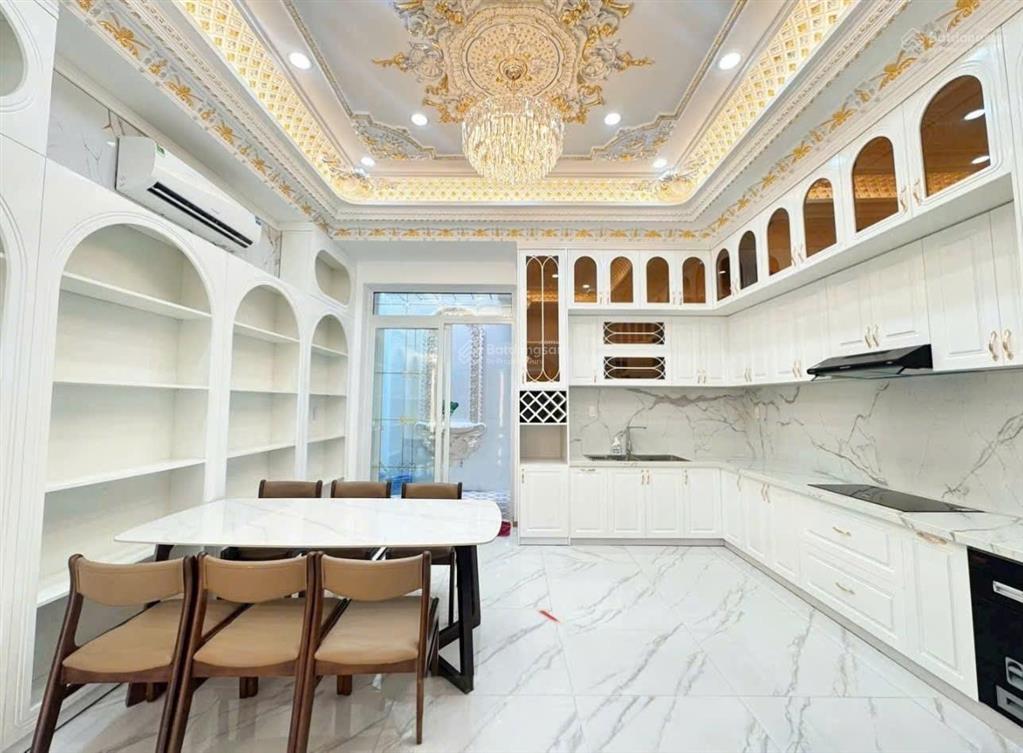 Biệt thự tân cổ điển thiết kế đẹp, ở ngay, diện tích 5m x 19m = 95m² (full thổ cư)