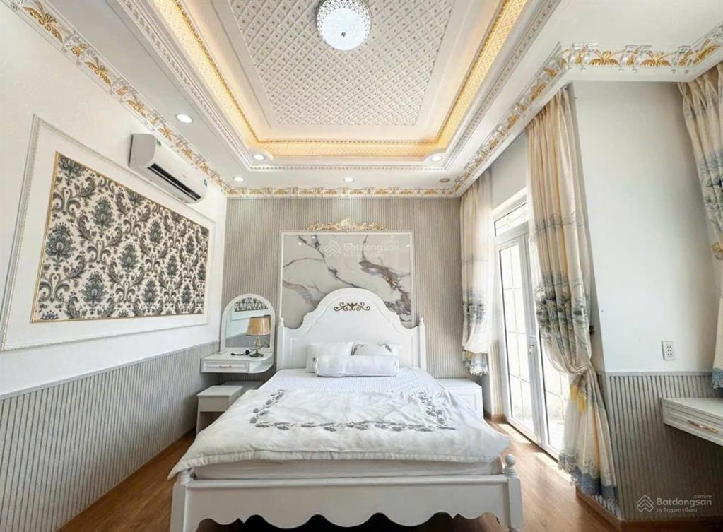 Biệt thự tân cổ điển thiết kế đẹp, ở ngay, diện tích 5m x 19m = 95m² (full thổ cư)
