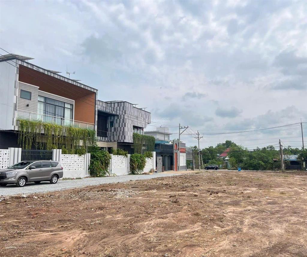Lô góc 2 mặt tiền ngang 8m tổng diện tích 260m2 sẵn 100m2 thổ cư sẵn. giá tốt nhất thị trường