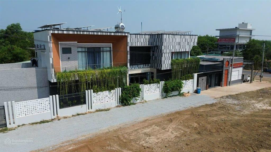 Lô góc 2 mặt tiền ngang 8m tổng diện tích 260m2 sẵn 100m2 thổ cư sẵn. giá tốt nhất thị trường