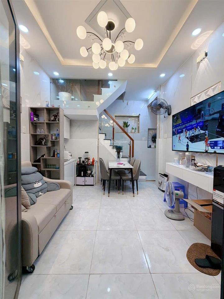 Bán nhà đẹp trung tâm quận 3, bốn tầng, cách mặt tiền vài bước chân.