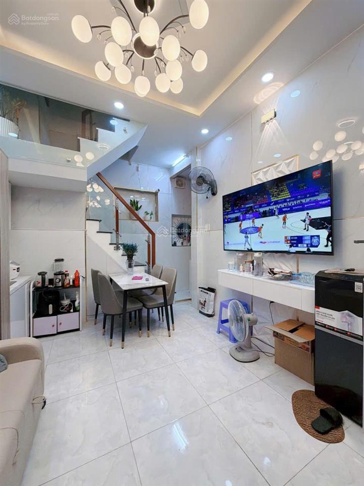 Bán nhà đẹp trung tâm quận 3, bốn tầng, cách mặt tiền vài bước chân.