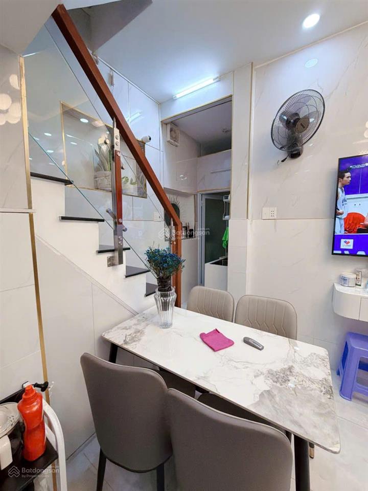 Bán nhà đẹp trung tâm quận 3, bốn tầng, cách mặt tiền vài bước chân.