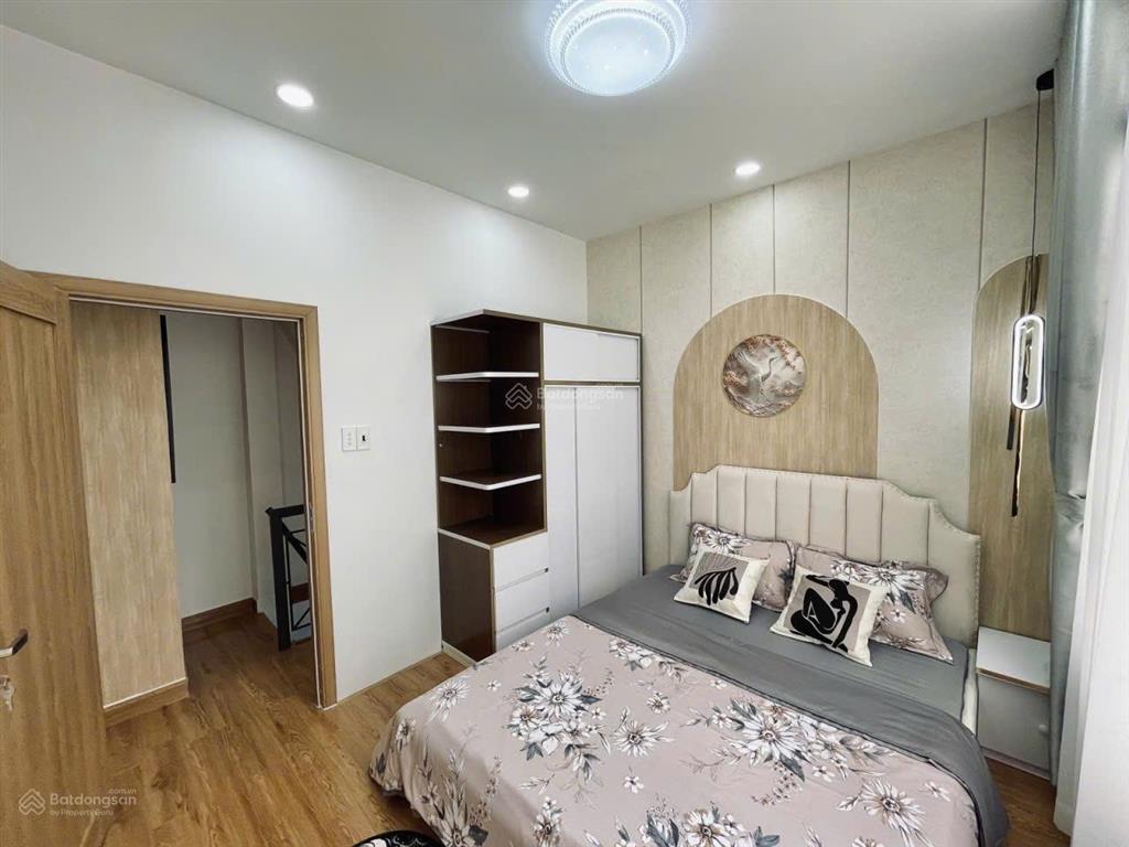 Bán nhà đẹp trung tâm quận 3, bốn tầng, cách mặt tiền vài bước chân.