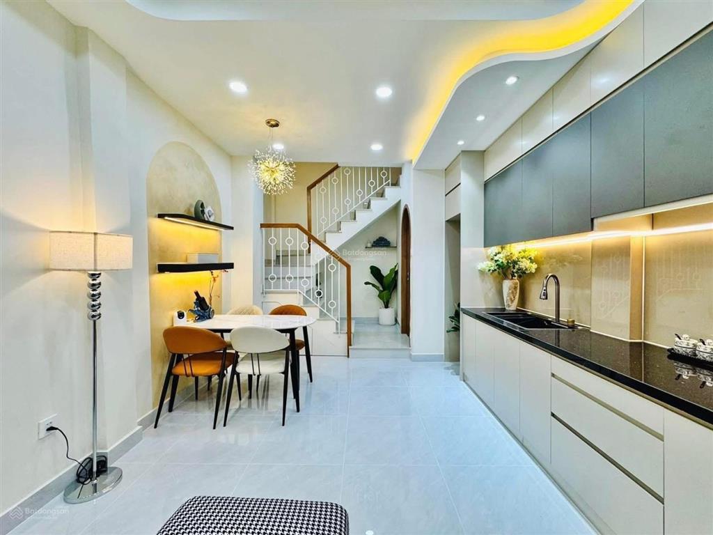 Bạch đằng  phường gia định  sát mặt tiền  3 tầng lầu  3pn 3wc full nội thất
 dtsd 90m2