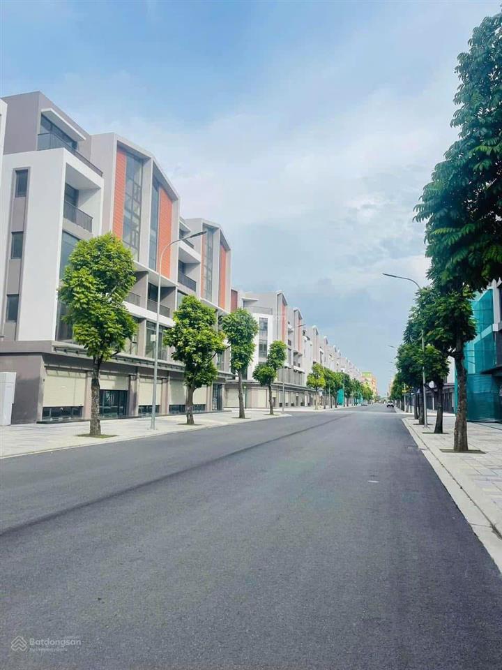 Tìm chủ mới cho căn shophouse vị trí vàng đối diện 35 tòa chung cư, kế công viên, venice, vinwonder