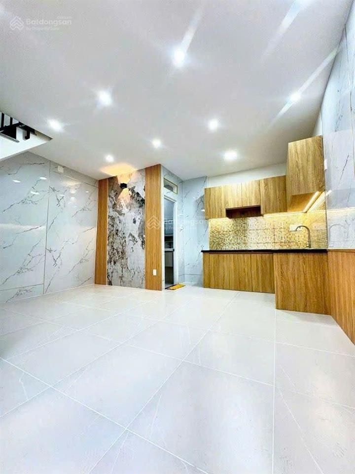Nhà bán đoàn văn bơ q4 thích hợp gia đình đông.