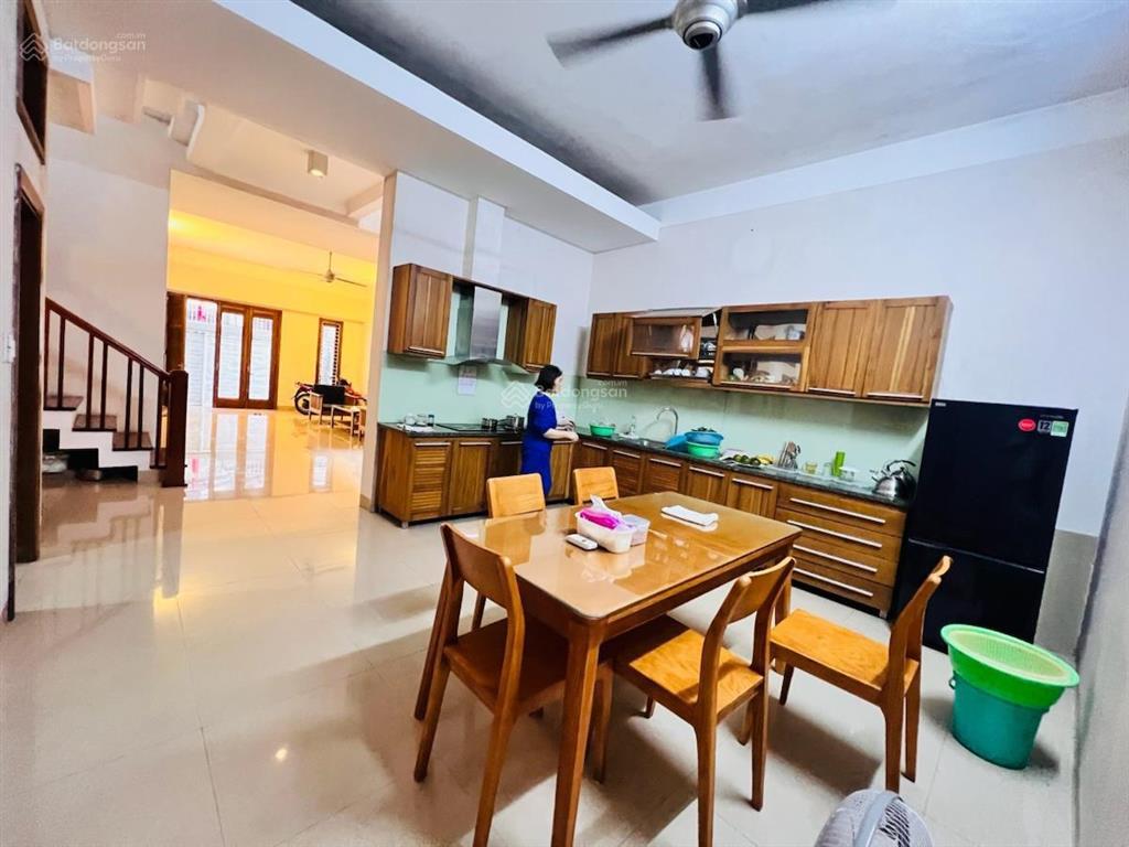 Tây hồ 105m2 5 tầng hơn 200tr/m2 ngõ thông hồ tây